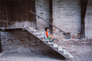 Niño en una escalera de madera